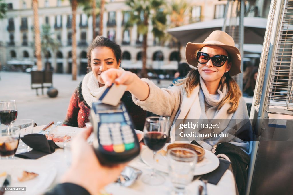 Frau zahlt im Restaurant