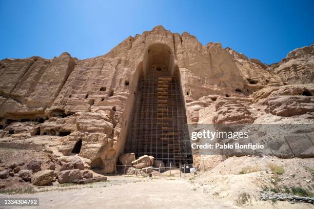 ruins of buddha of bamiyan - bamiyan stock pictures, royalty-free photos & images