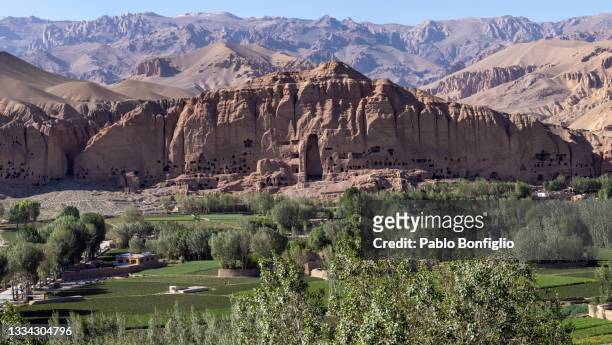 caves and ruins of the buddhas of bamiyan - bamiyan - fotografias e filmes do acervo