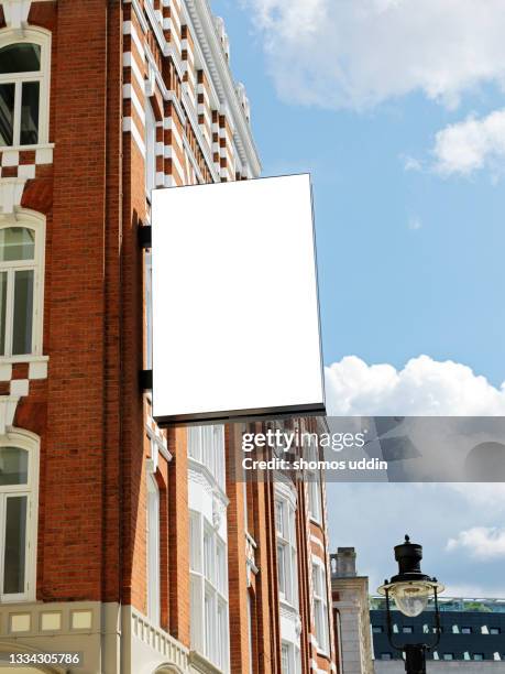 facade of traditional london building with blank billboard - media center foto e immagini stock