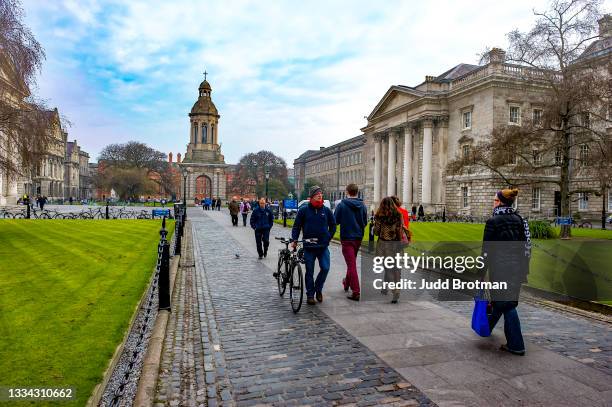 trinity college, dublin, ireland - trinity college dublin library stock pictures, royalty-free photos & images