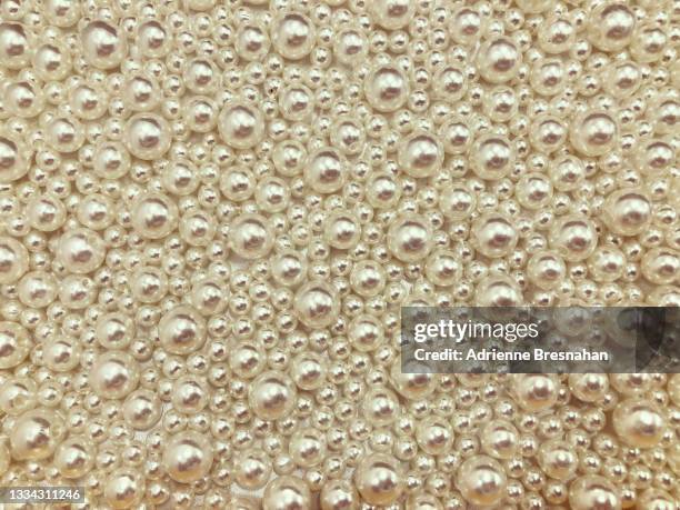 lots of pearls - huitre-perliere photos et images de collection