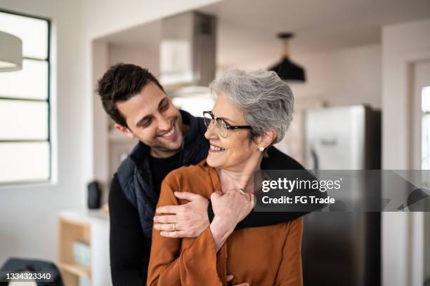 mother and son together at home - mother 個照片及圖片檔