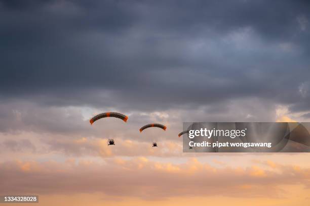 paramotor and the evening sky split into two colors - gleiten stock-fotos und bilder