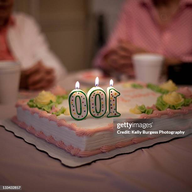 100th birthday cake - 100 birthday stockfoto's en -beelden