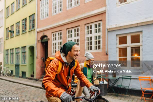 couple enjoying the city ride - copenhagen 個照片及圖片檔