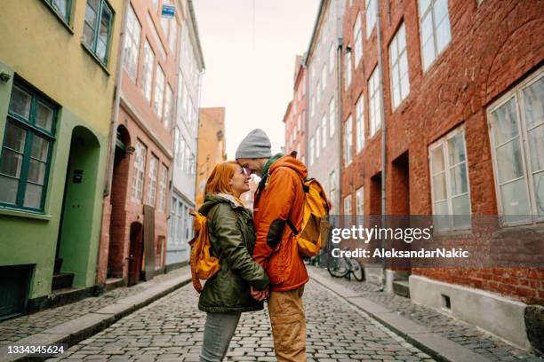 einen romantischen moment haben, während sie die stadt erkunden - copenhagen winter stock-fotos und bilder