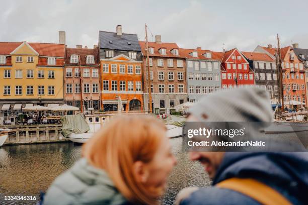 romantisches paar genießt die aussicht - kopenhagen stock-fotos und bilder