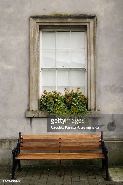 window decoration, bench - windowframe stockfoto's en -beelden