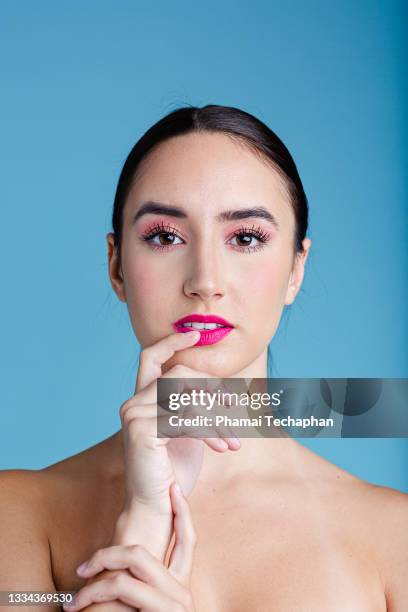 beautiful woman with pink makeup - marque de bronzage photos et images de collection