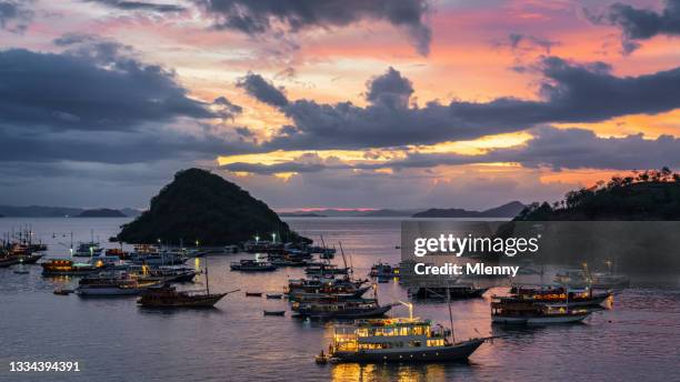 labuan bajo harbor sunset panorama komodo national park indonesia - nusa tengara oriental imagens e fotografias de stock