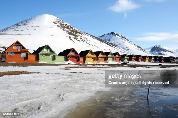 colourful houses in longyearbyen, svalbard, norway - isole svalbard foto e immagini stock