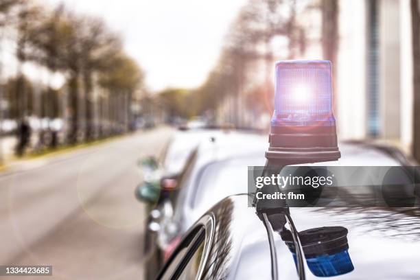 police light on a civil car of the police - cop car photos et images de collection