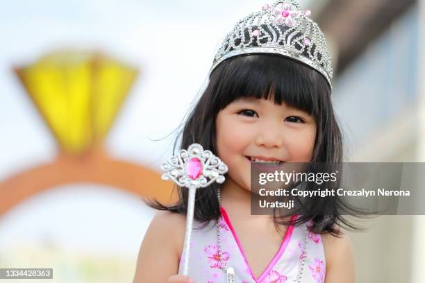 cute little girl in a princess looking dress with crown,necklace and magic wand - menina fantasia bonita imagens e fotografias de stock