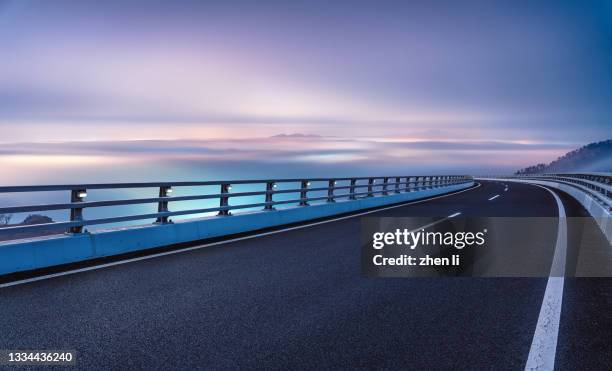 the viaduct that shuttles through the mist in the mountains - route perspective photos et images de collection