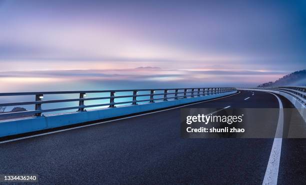 the viaduct that shuttles through the mist in the mountains - viaduct 個照片及圖片檔