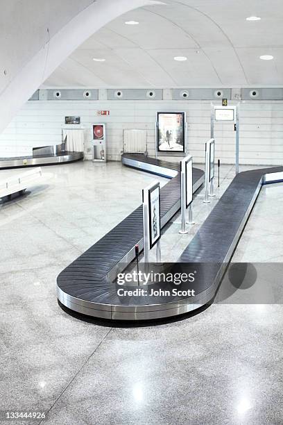 baggage reclaim at airport - baggage claim imagens e fotografias de stock