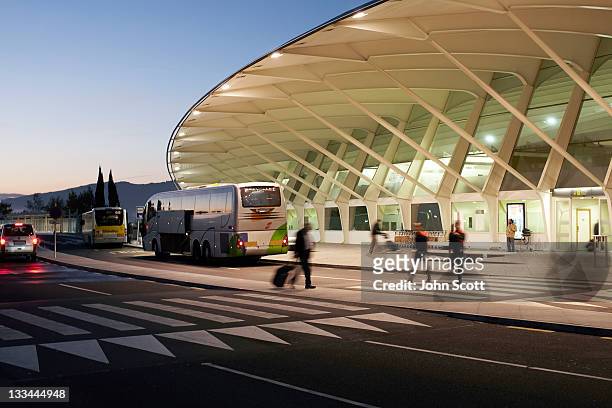 airport exterior arrivals and departures - airport bus stock pictures, royalty-free photos & images