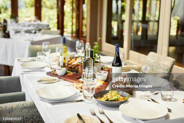 high angle view of food and drink in restaurant - fine dining - fotografias e filmes do acervo