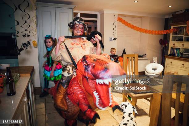 costume divertente di halloween - maschere di carnevale foto e immagini stock
