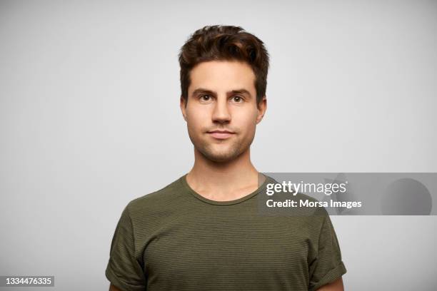hispanic young man against gray background - portrait young adult caucasian isolated stockfoto's en -beelden