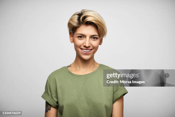 happy hispanic female with blond short hair - young blonde woman facing away photos et images de collection