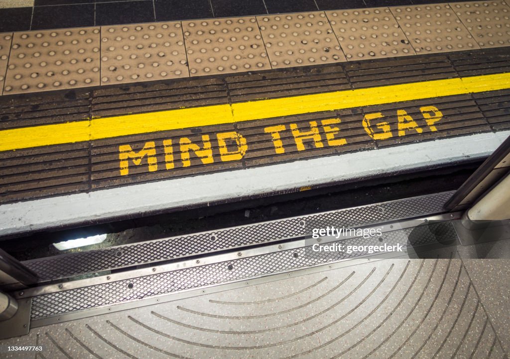 Mind The Gap-Warnung von der Londoner U-Bahn aus gesehen