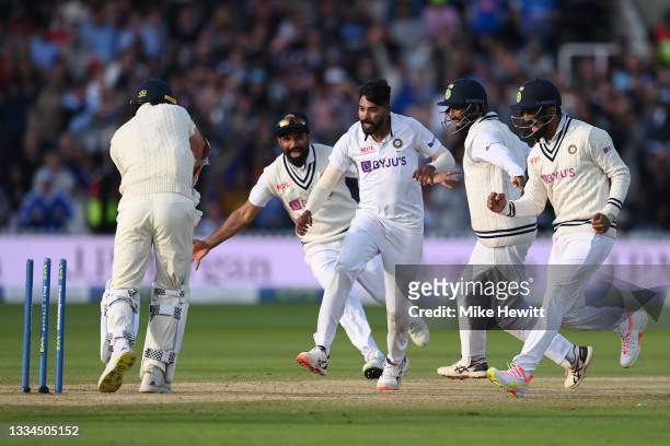 Mohammed Shami, Mohammed Siraj, Cheteshwar Pujara and KL Rahul of India celebrate victory as Jimmy Anderson of England is bowled during the Second...