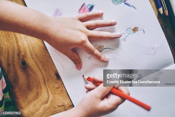 close-up of the hands of a girl drawing with pencils. - hand drawn stockfoto's en -beelden