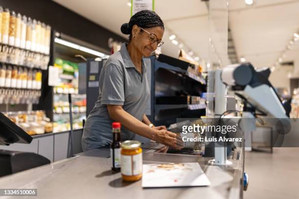 supermarket employee doing checkout for the customer - scanner informatique photos et images de collection