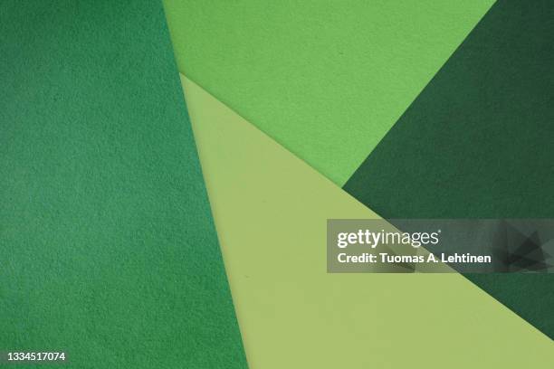 set of green papers in abstract geometric pattern. - green background photos et images de collection