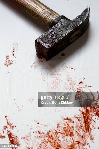 bloody hammer. - killing stock-fotos und bilder