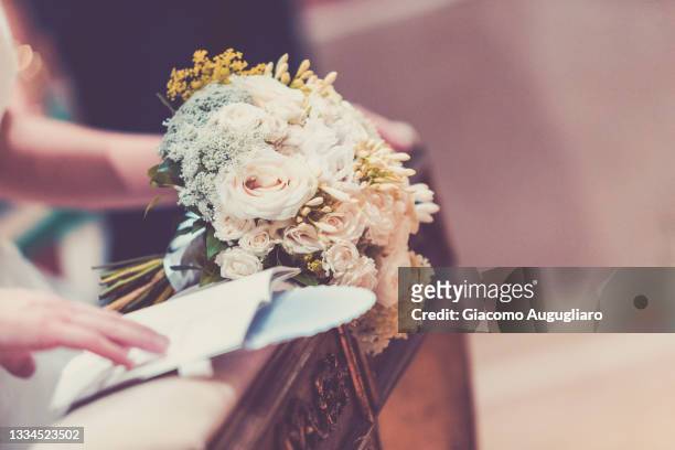 bridal bouquet on a church bench during a wedding ceremony, lombardy, italy - church wedding decorations 個照片及圖片檔
