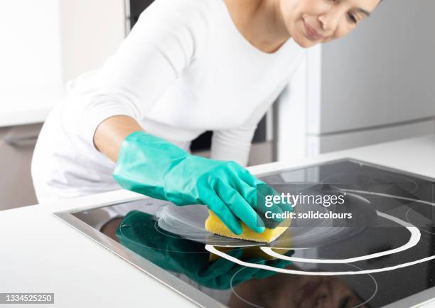 reinigen sie einen modernen ofen - glaskeramik stock-fotos und bilder