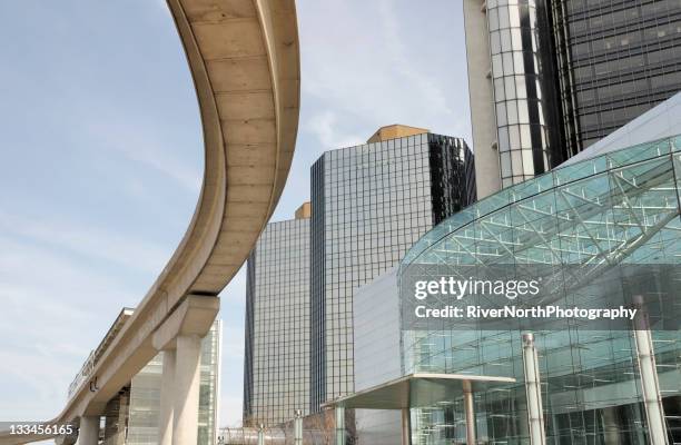 detroit renaissance center an einem sonnigen tag - detroit stock-fotos und bilder