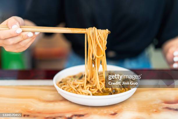 chinesische delikatesse, sauerkraut gemischte nudeln - vermicelli stock-fotos und bilder