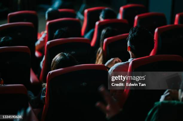 retro vista gruppo asiatico cinese di pubblico guardando film 3d al cinema godendo lo spettacolo con occhiali 3d urlando eccitazione - theater foto e immagini stock