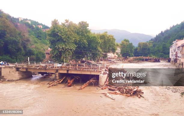 洪水後のあふれる小川の概念。自然の洪水アイコン。崩れた橋と解体の写真。自然災害写真による生命の被害。カスタモヌ,ボズクルト,トルコ - drowning victim photos ストックフォトと画像