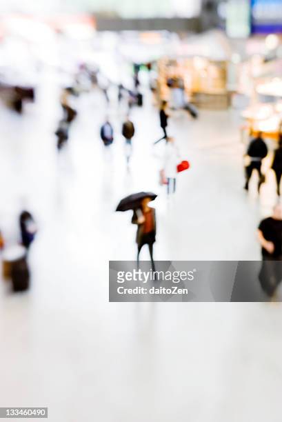 umbrella man - hauptverkehrszeit stock-fotos und bilder