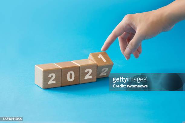 new year 2022 concepts still life with cubes. - 2021 stockfoto's en -beelden