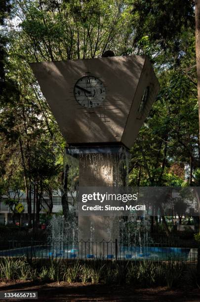 clock in parque alfonso esparza oteo, nápoles, mexico city, mexico - nápoles stock-fotos und bilder