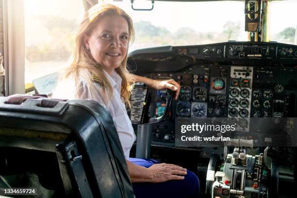 airline-pilotin - female pilot stock-fotos und bilder