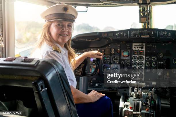 airline pilot woman - piloot stockfoto's en -beelden