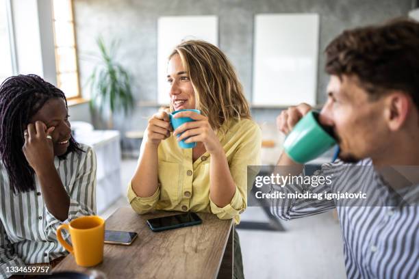 collègues profitant d’une pause-café dans un espace ouvert sur le lieu de travail - pause café photos et images de collection