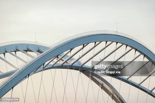 the bridge body of the qiantang river bridge in the morning light, hangzhou, china - framework stock-fotos und bilder