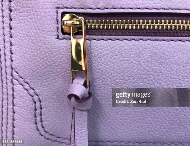 details of a lavender colored handbag with side zipper - zip foto e immagini stock