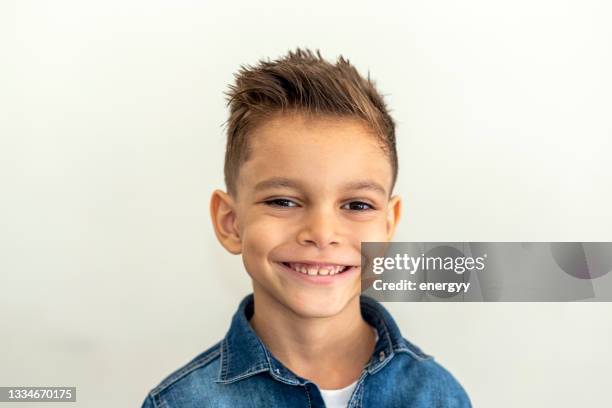 menino de 8 anos com um rosto feliz e sorridente - 6 7 years - fotografias e filmes do acervo