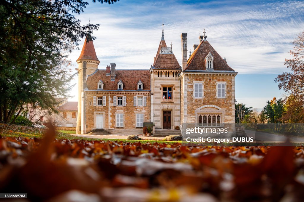Belle mairie français château d’Ambronay petit village dans le département de l’Ain