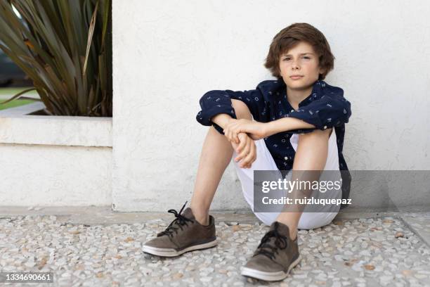 handsome argentinian teenager - alleen tienerjongens stockfoto's en -beelden