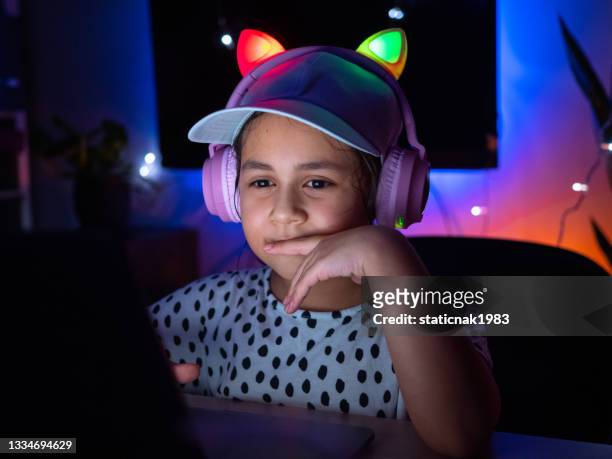 gioco di gioco per ragazze in diretta streaming su laptop - solo bambine femmine foto e immagini stock